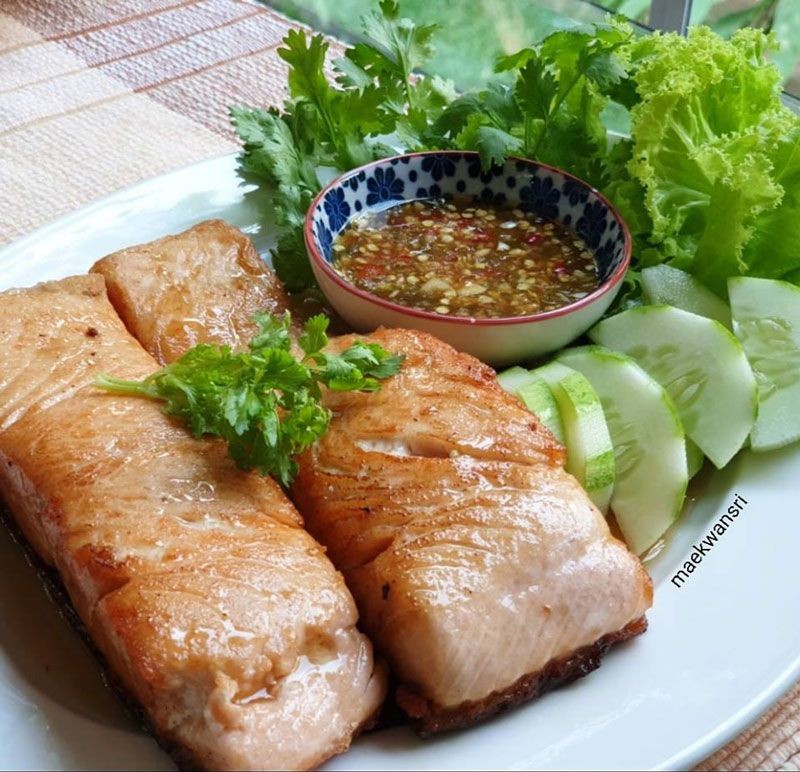 ปลาแซลมอนราดน้ำปลา อาหารจานเดียว