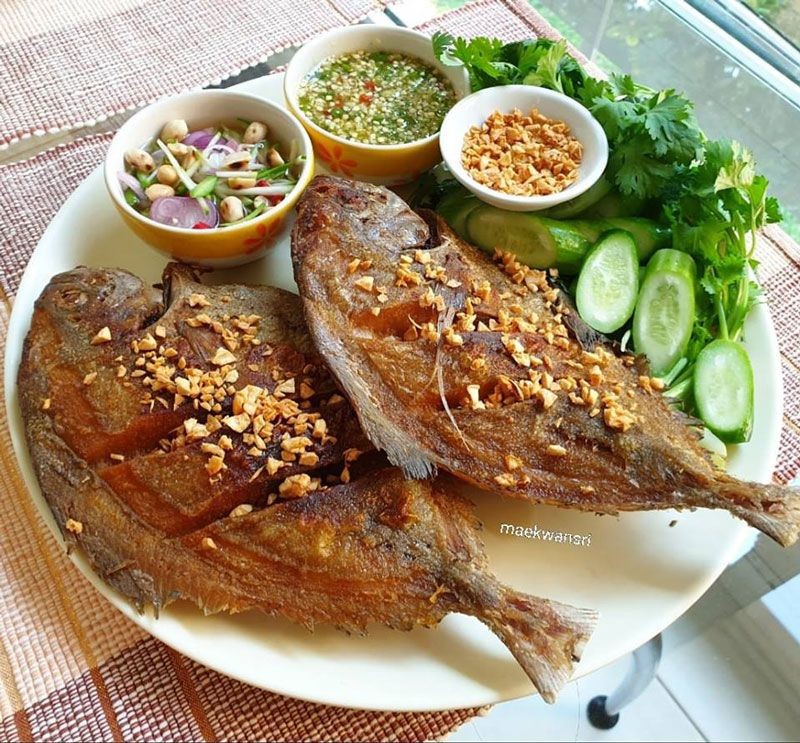 ปลาจาระเม็ดทอดราดน้ำปลา อาหารจานเดียว