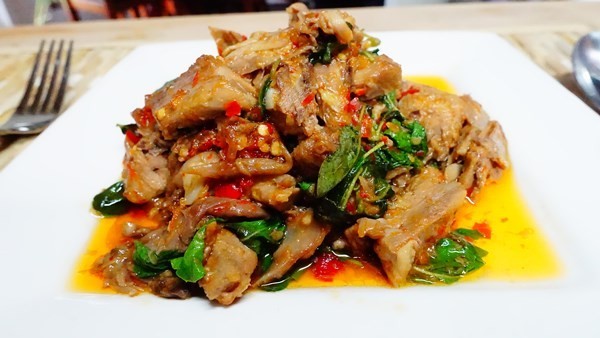 ผัดกระเพราเป็ดพะโล้ อาหารจานเดียว