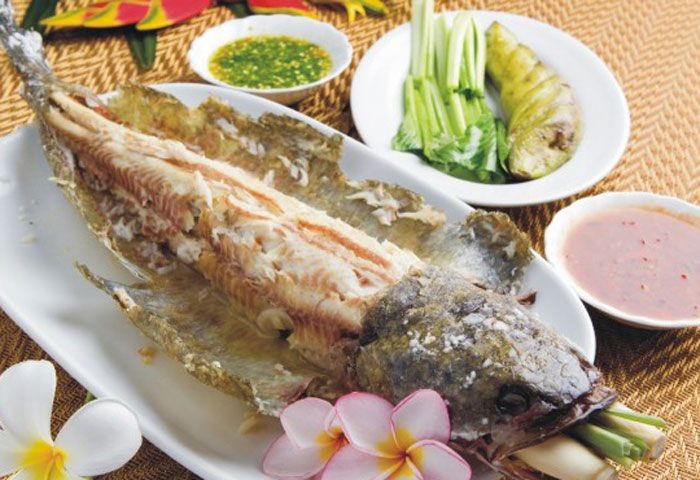 ปลาช่อนเผาเกลือ สอดไส้ผัก 3 สี อาหารภาคอีสาน