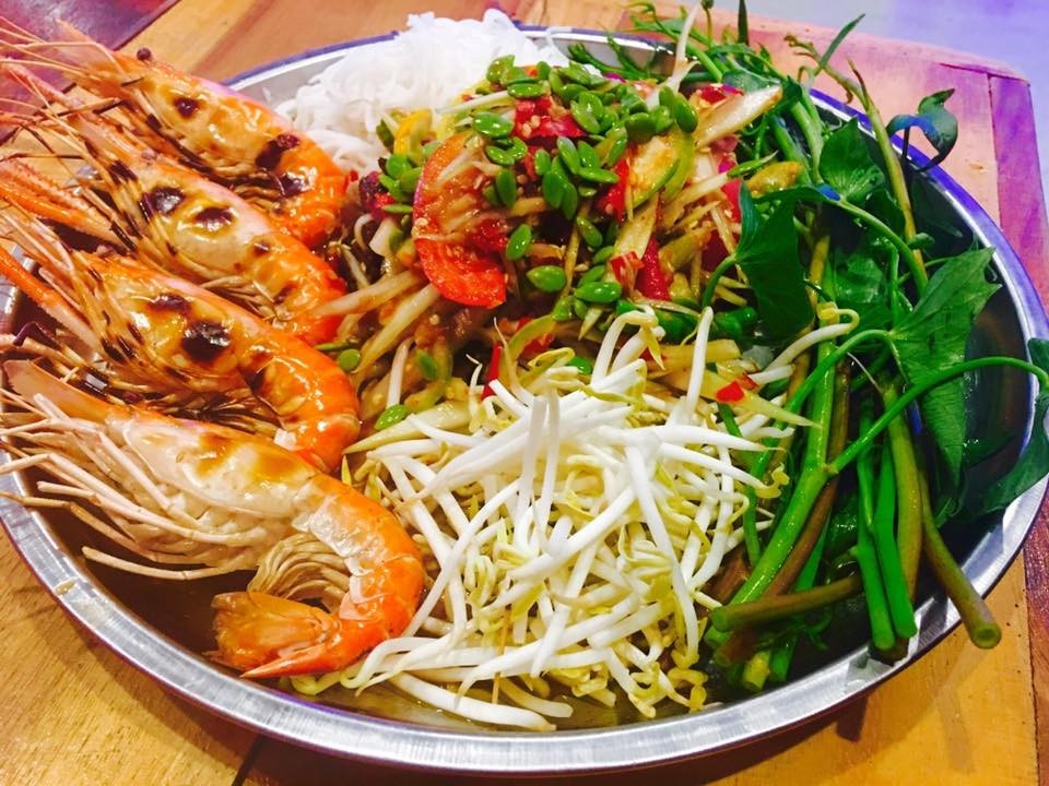 ส้มตำกุ้งเผา อาหารภาคอีสาน