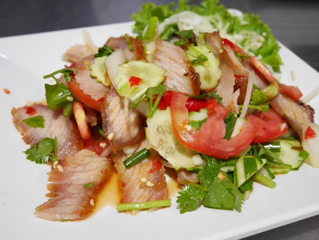 ยำคอหมูย่าง อาหารภาคอีสาน