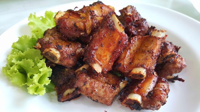ซี่โครงหมูทอดกระเทียมพริกไทย (สากล) อาหารภาคกลาง