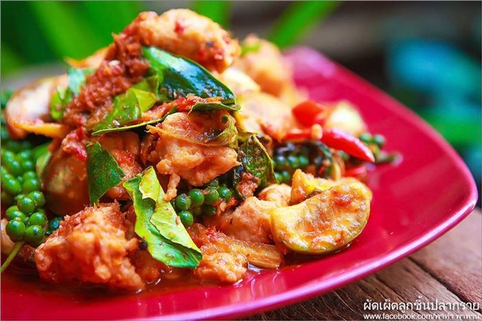 ผัดเผ็ดลูกชิ้นปลากราย อาหารภาคกลาง