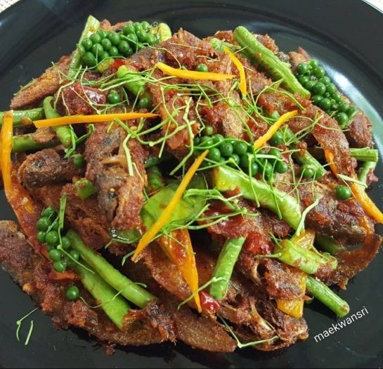 ผัดพริกแกงปลาเนื้ออ่อนทอดกรอบ อาหารภาคกลาง