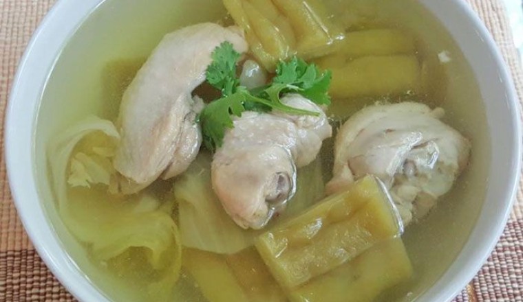 แกงจืดไก่กับมะระและผักกาดดอง อาหารภาคกลาง