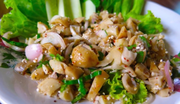 ลาบเห็ดฟาง อาหารภาคอีสาน