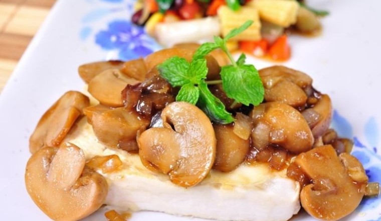 สเต็กเต้าหู้ราดซอสเห็ด อาหารเจ