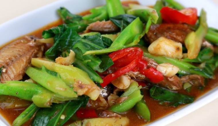 คะน้าผัดปลากระป๋อง อาหารภาคใต้