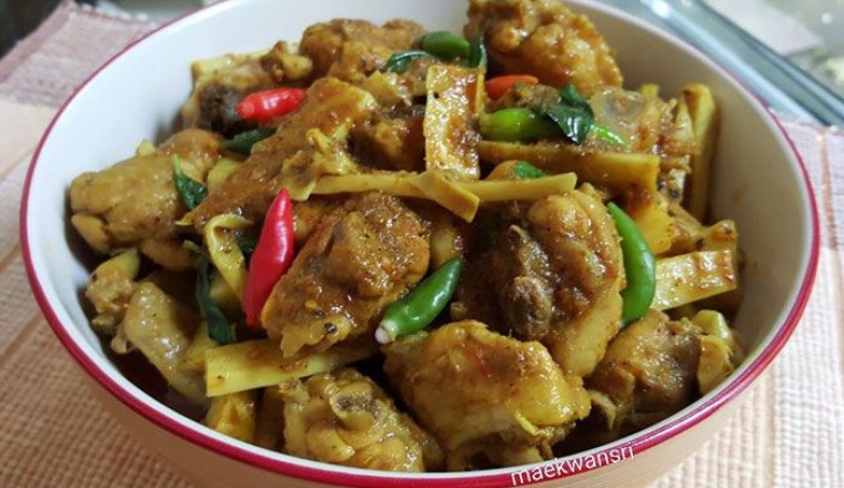 ผัดเผ็ดไก่กับหน่อไม้ (ประยุกต์) อาหารภาคใต้