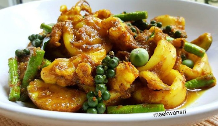 ผัดเผ็ดปลาหมึก พริกไทยอ่อน อาหารภาคใต้