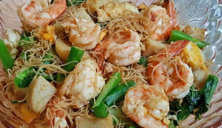 ผัดซีอิ๊วเส้นหมี่กับกุ้ง อาหารจานเดียว