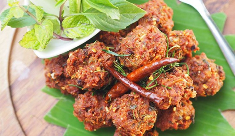 ลาบหมูทอด อาหารภาคอีสาน