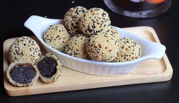 ขนมงาทอดไส้ถั่วแดง ขนมไทย