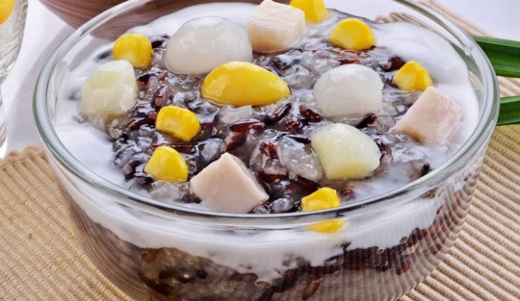 ข้าวเหนียวเปียกข้าวโพดกับมะพร้าวอ่อน ขนมไทย