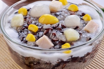 ข้าวเหนียวเปียกข้าวโพดกับมะพร้าวอ่อน ขนมไทย