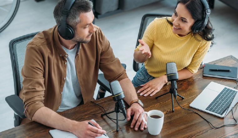 ทำพอดแคสต์ อาชีพที่คนรุ่นใหม่ให้ความสนใจ มีผู้ฟังติดตามอย่าง Call Her Daddy