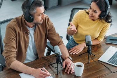 ทำพอดแคสต์ อาชีพที่คนรุ่นใหม่ให้ความสนใจ มีผู้ฟังติดตามอย่าง Call Her Daddy