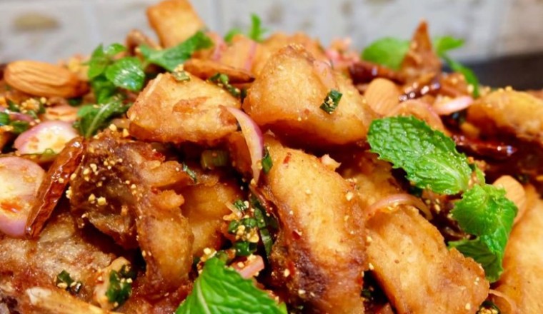 ลาบปลาช่อนทอดกรอบ ประยุกต์ อาหารภาคอีสาน