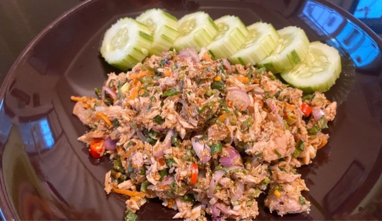 ลาบปลาทูน่า อาหารภาคอีสาน