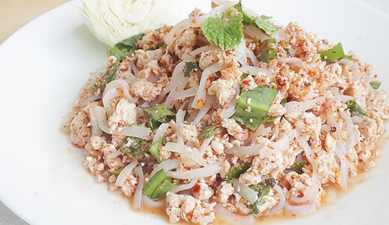 ลาบเส้นแก้วไก่สับ อาหารภาคอีสาน