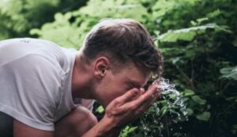 ไม่ลองไม่ได้แล้ว! 4 โฟมสําหรับคนเป็นสิว ให้ผิวกลับมาใสกว่าเคย