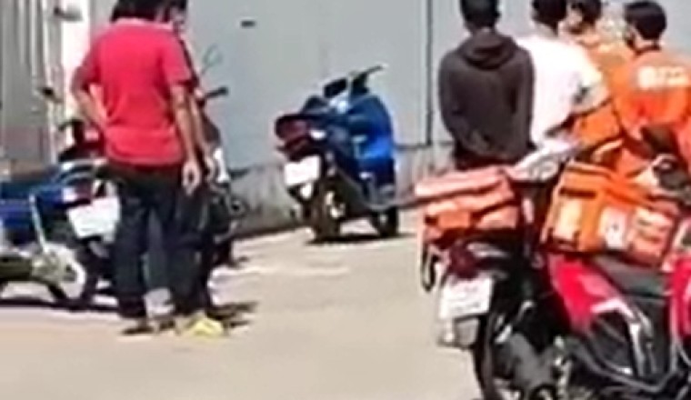 ไรเดอร์เดือด รุมต่อยกันริมถนน จากเหตุเฉี่ยวชน คุยกันไม่ลงตัวเรียกพวกมาเพียบ!