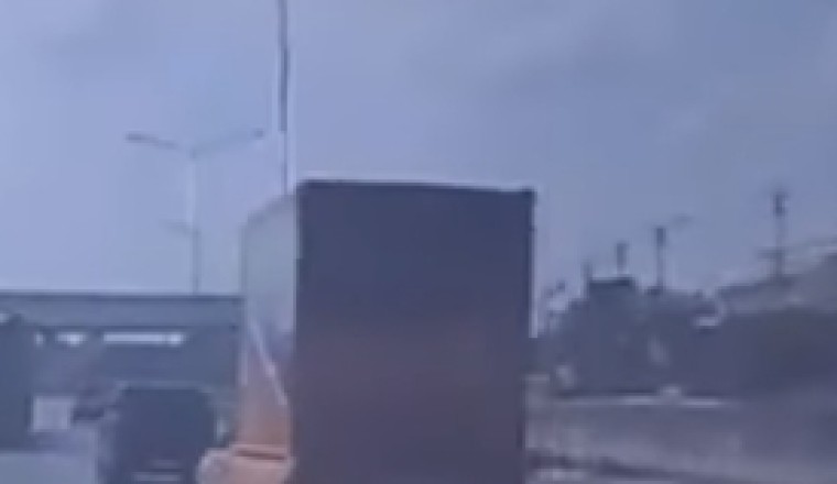 ระทึกบนถนน! รถพ่วงเหวี่ยงฟาดเบียดรถสีส้มขนส่งพัสดุค่ายดัง