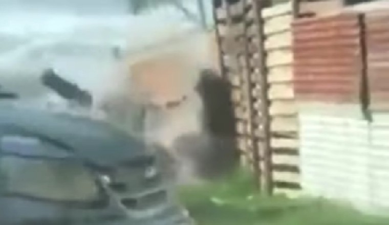 อย่างน่ากลัว! เปิดคลิปหนีตายสุดชีวิต คลื่นยักษ์สึนามิ ถล่มตองกา