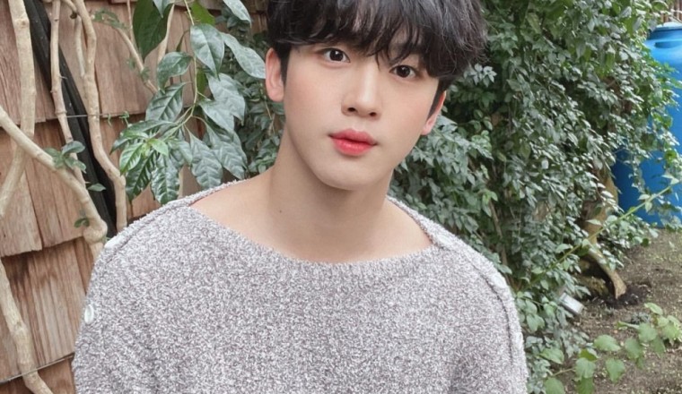 แฟนๆเผย ! ความลับของเสื้อถักตัวโปรดของ คิมโยฮัน WEi ที่รู้แล้วพีคมาก