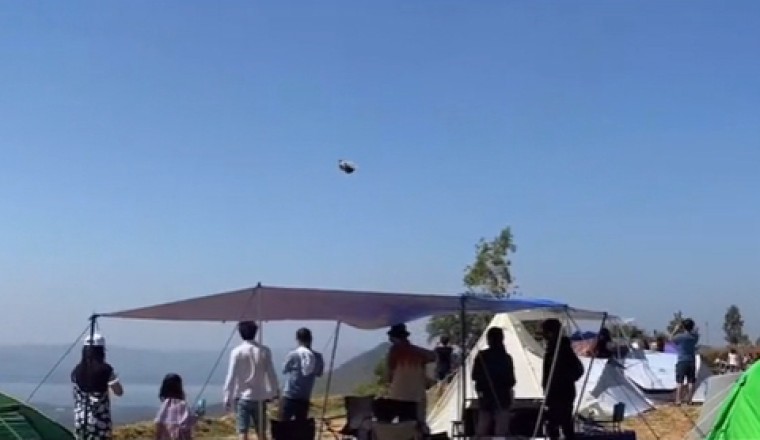 วินาทีเต็นท์บินที่ เขายายเที่ยง แถมปาฏิหาริย์มีจริงลอยไปแล้วยังกลับมาหาเจ้าของ!