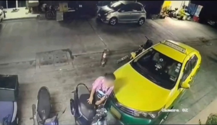 มืออยู่ไม่สุข! มนุษย์ป้า กรีดเบาะรถมอเตอร์ไซค์ พบเป็นแม่ค้าขายลูกชิ้นอยู่แถวนั้น