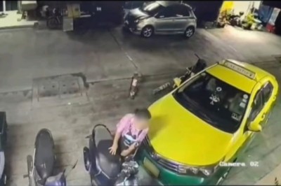 มืออยู่ไม่สุข! มนุษย์ป้า กรีดเบาะรถมอเตอร์ไซค์ พบเป็นแม่ค้าขายลูกชิ้นอยู่แถวนั้น