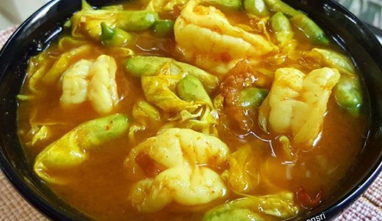 แกงส้มดอกแคกับกุ้ง อาหารภาคใต้