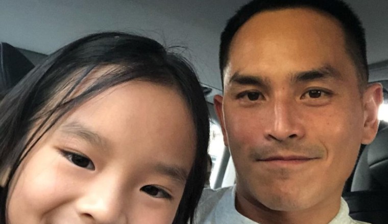 อยู่ด้วยกันตลอด! สงกรานต์ เตชะณรงค์ เผยเคสโทรศัพท์อันเดียวในโลก รูปสาวสุดที่รัก!