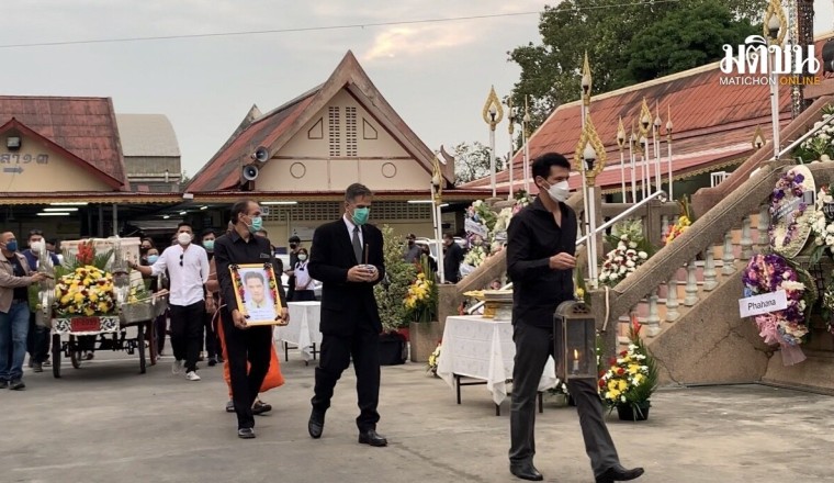 พิธีฌาปนกิจ ‘ไมเคิล พูพาร์ต’ อดีตพระเอกดัง โอลิเวอร์กล่าวไว้อาลัยครั้งสุดท้าย