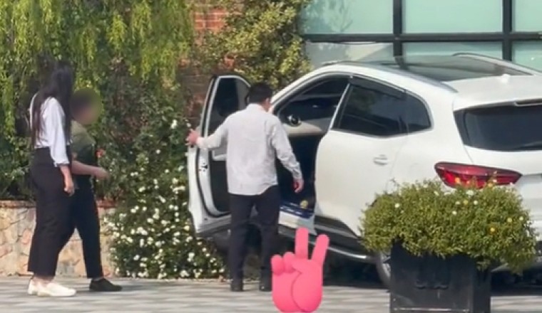 เกิดอะไร! รถราคาหลักล้าน คันเร่งค้าง พุ่งชนร้านกาแฟ มีคนใช้รถรุ่นนี้มีเยอะซะด้วย