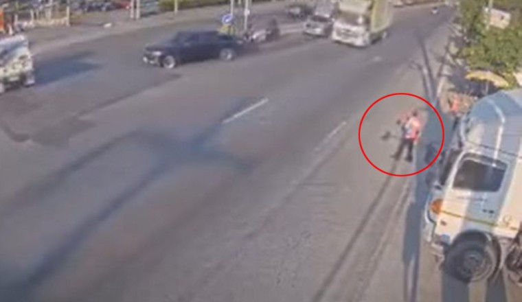 ไม่เชื่ออย่าลบหลู่! กระบะส่งของ พุ่งชนรถบรรทุกกลางลำ อ้างบอกมองไม่เห็น