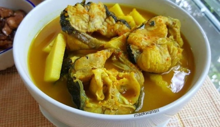 แกงส้มปลาดุกทะเลกับยอดมะพร้าว อาหารภาคใต้