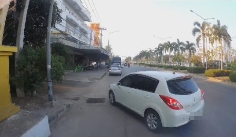 ชาวเน็ตเสียงแตก! ดรามาเก๋งจอดรถให้เด็กทิ้งขยะข้างถนน มักง่ายหรือหวังดี