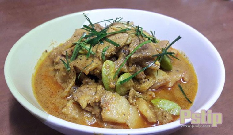แกงคั่วหมูใส่สะตอกับข่าอ่อน อาหารภาคใต้