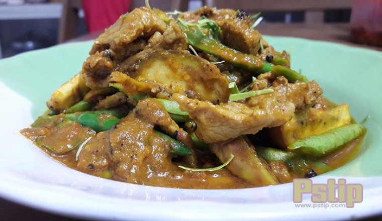 ผัดเผ็ดหมูกับมะเขือ ถั่วฝักยาว อาหารภาคใต้