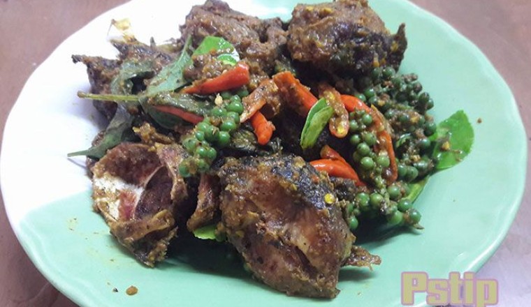 ผัดเผ็ดปลาดุกทอดกรอบ อาหารภาคใต้