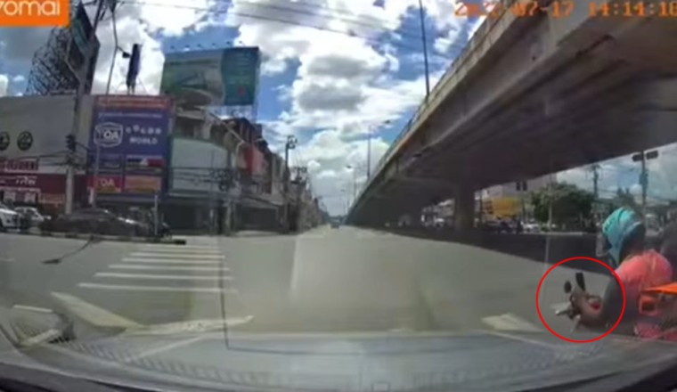 อุทาหรณ์! ของการชิงไฟเขียว ไรเดอร์ รีบไปงานโดนรถพ่วงพุ่งชนแหลกกลางแยก