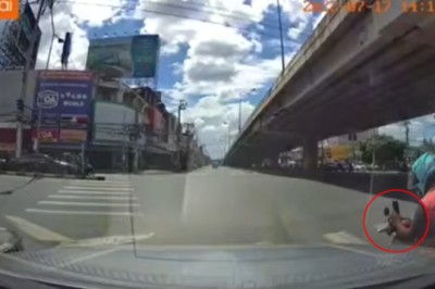 อุทาหรณ์! ของการชิงไฟเขียว ไรเดอร์ รีบไปงานโดนรถพ่วงพุ่งชนแหลกกลางแยก