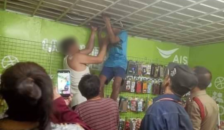 หมดศักดิ์ศรีความเป็นโจร! ปีนเข้าร้านหวัง ขโมยของ แต่หัวดันไปติดอยู่บนเพดาน