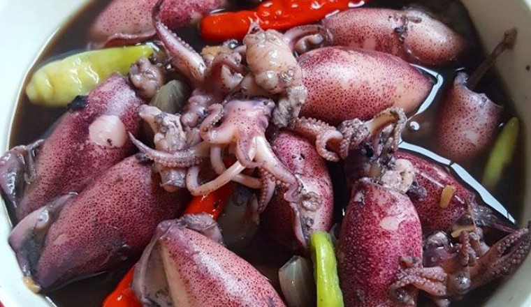 ปลาหมึกต้มดำ อาหารภาคกลาง