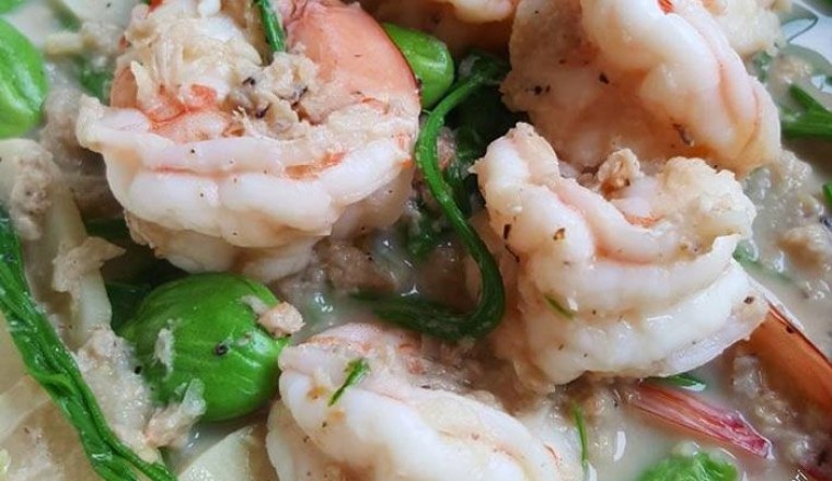 ต้มกะทิผักรวมกับกุ้ง อาหารภาคกลาง