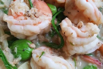 ต้มกะทิผักรวมกับกุ้ง อาหารภาคกลาง
