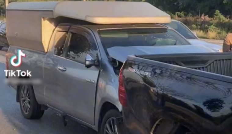 งานนี้ยาว ชนต่อกัน 7 คัน สภาพยับทุกคัน ไม่รู้ขับตามกันมายังไงถึงเรียงกันแบบนี้